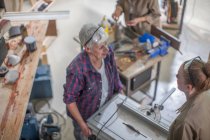 Kapstadt, Südafrika, Frau arbeitet in Holzwerkstatt — Stockfoto