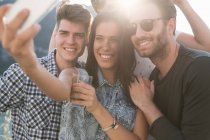 Jovens amigos adultos tomando selfie no terraço festa — Fotografia de Stock
