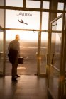 Mann landet auf kleinem Flughafen — Stockfoto