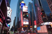 Cartelloni pubblicitari illuminati Times Square — Foto stock