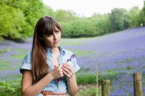 Junge Frau mit Blauglockenblume — Stockfoto