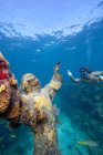 Snorkeler e statua subacquea — Foto stock