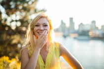 Портрет красивої блондинки танцює з міським пейзажем за літом — стокове фото