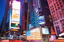Panneaux d'affichage lumineux Times Square la nuit — Photo de stock