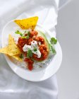 Teller mit Avocado gefülltem Chili mit Reis und Nachos — Stockfoto