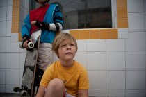 Хлопці зі скейтбордом сидять на відкритому повітрі — стокове фото