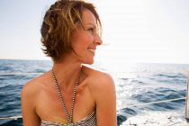 Lächelnde Frau im Bikini auf Boot — Stockfoto