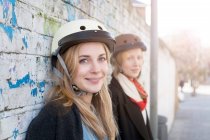 Mujeres con cascos de bicicleta - foto de stock