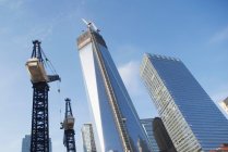 Abgewinkelter Blick auf New Yorker Wolkenkratzer, Vereinigte Staaten von Amerika — Stockfoto