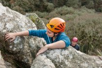 Feminino escalador rochas agarrando — Fotografia de Stock