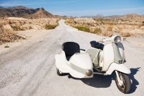 Motociclo vuoto e auto laterale — Foto stock