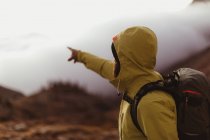 Турист-мужчина указывает на облака, Минерал Кинг, Национальный парк Секвойя, Калифорния, США — стоковое фото