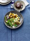 Piatto di patate con pesce e piselli sul tavolo — Foto stock