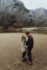 Романтичні мандрівники біля озера, Національний парк Йосеміті, Каліфорнія, США — стокове фото