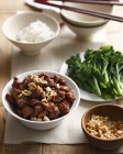 Ciotola di maiale in stile tailandese con broccolini, arachidi e riso — Foto stock