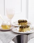 Portions de gâteau à la pistache avec verre à thé — Photo de stock