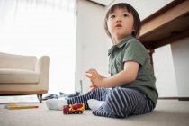 Мальчик играет с игрушечной машиной, портрет — стоковое фото
