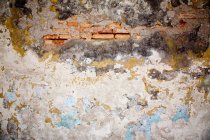 Текстура поврежденной стены, полная рама — стоковое фото