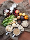 Alimentos frescos no saco hessiano — Fotografia de Stock
