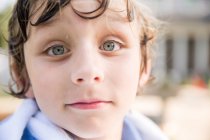 Close up retrato de menino com cabelo molhado — Fotografia de Stock