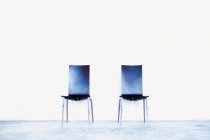 Вид спереди на два пустых современных кресла — стоковое фото