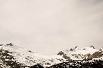 Schneebedeckte Berge und Wolken — Stockfoto
