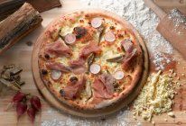 Pizza with ham, cheese and mushrooms — Stock Photo