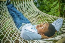 Мальчик лежит в гамаке — стоковое фото