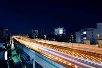 Световые трассы на шоссе ночью, Токио, Япония — стоковое фото