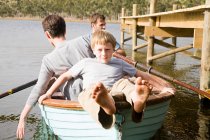 Família com barco a remo — Fotografia de Stock