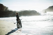 Дайвер с копьем на пляже, Биг Сур, Калифорния, США — стоковое фото