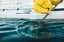 Maschio in kayak bianco sculling — Foto stock