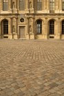 Тротуар во дворе Лувра — стоковое фото