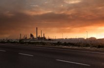 Закат солнца над электростанцией — стоковое фото