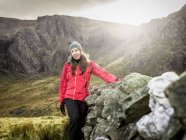 Femme randonnée dans un paysage rocheux — Photo de stock