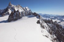 Snowcapped Mont Blanc con excursionistas lejanos, Helbronner, Chamonix, Italia - foto de stock