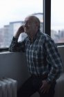 Man looking out of window and smiling, Manhattan, New York, USA — Stock Photo