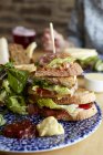 Grande sanduíche na mesa — Fotografia de Stock