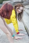 Giovane donna che fa flessioni sui gradini — Foto stock
