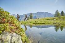 Jeune couple de randonneurs près du lac, Karthaus, Val Senales, Tyrol du Sud, Italie — Photo de stock