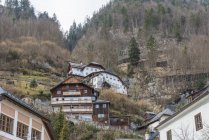 Будинки на схилі гори, міста Халлстатт, Австрія — стокове фото