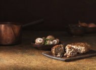 Cerdo y champiñones silvestres en tazón - foto de stock