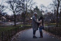 Романтическая счастливая пара наслаждается городом во время зимних каникул в парке — стоковое фото