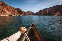 Mann rudert Kanu auf noch ländlichem See — Stockfoto