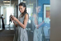 Geschäftsfrau benutzt Handy im Büro — Stockfoto