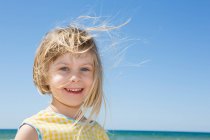 Retrato de menina com cabelo loiro flyaway na praia — Fotografia de Stock