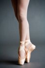 Ноги балерины в пуантах — стоковое фото