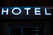 Sinal de néon iluminado para um edifício do hotel — Fotografia de Stock