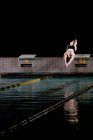 Schwimmerin stürzt in Schwimmbad — Stockfoto