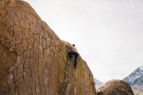 Mann klettert Felswand, Buttermilch-Findlinge, Bischof, Kalifornien, USA — Stockfoto